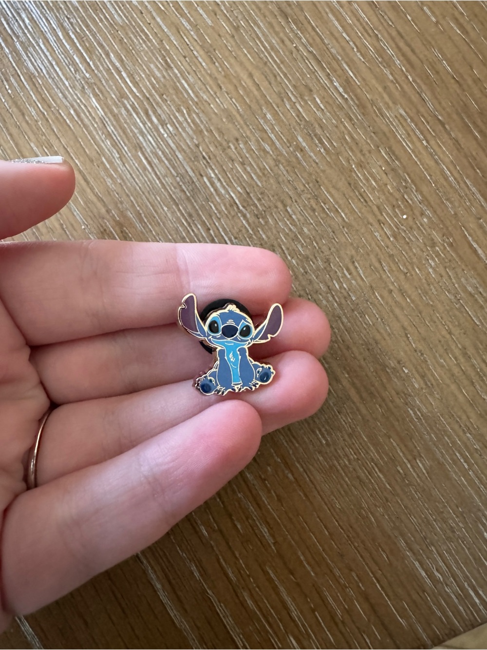 PALM Disney Lilo and Stitch Series 2 Micro Mystery Pin - Stitch Sitting